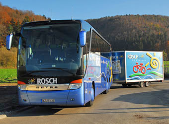 Reisebus mit Radanhänger